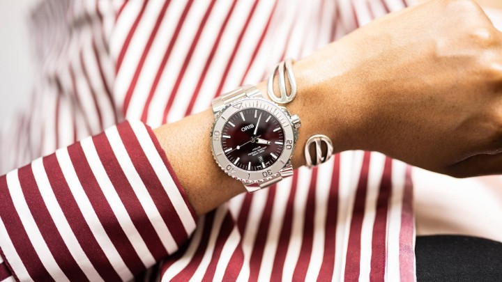 Obrázek Oris Aquis Date Relief Cherry Dial