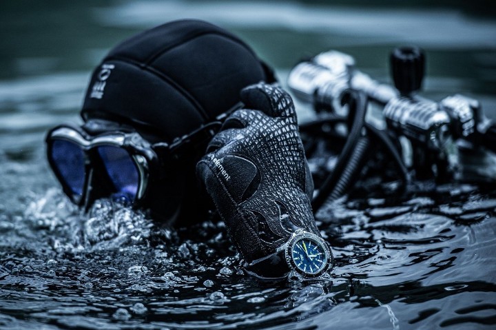 Obrázek Traser P67 Diver T100 Blue Special Set + UV svítilna zdarma