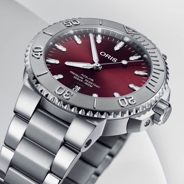 Obrázek Oris Aquis Date Relief Cherry Dial