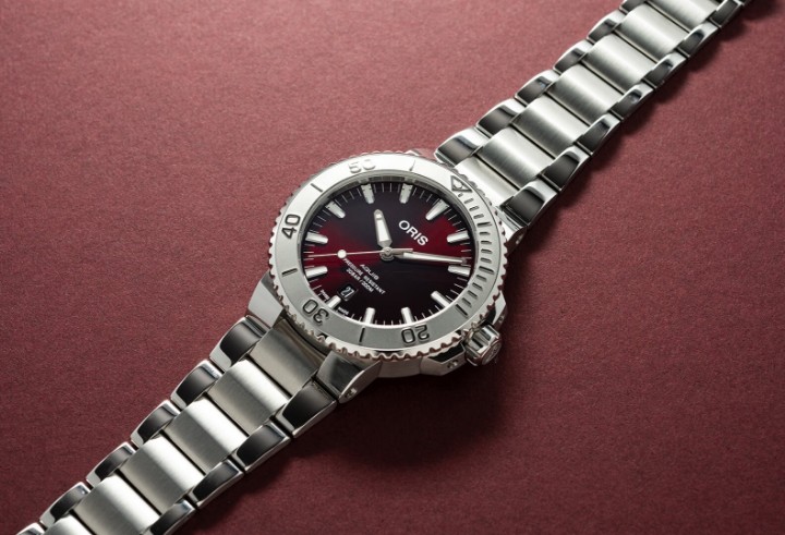 Obrázek Oris Aquis Date Relief Cherry Dial